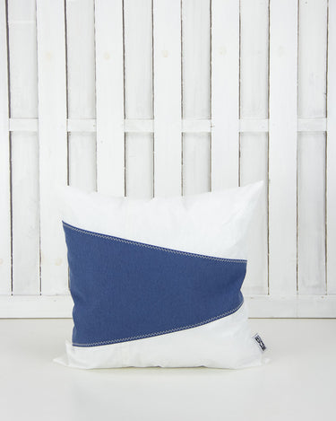 cuscino bianco e blu con cuciture a zig zag in stile marinaro