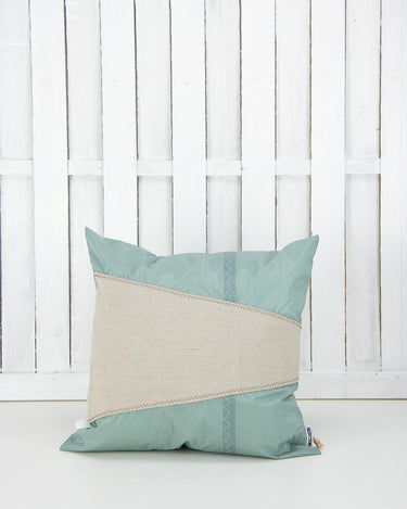 cuscino verde salvia e beige con cuciture a zig zag
