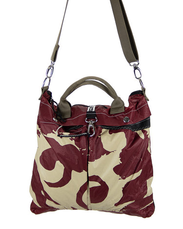 borsa porta casco areonautica militare colore bordeaux con grafica tribale realizzata con tessuto tecnico recuperato da vele Kite da Rivelami