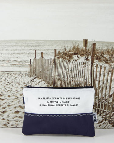 pochette bianca e blu in vela riciclata