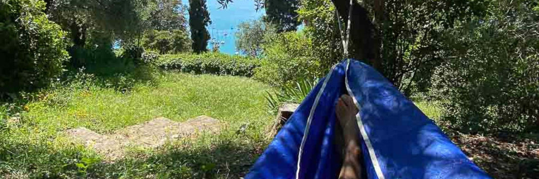 persona sdraiata su amaca in giardino vista mare