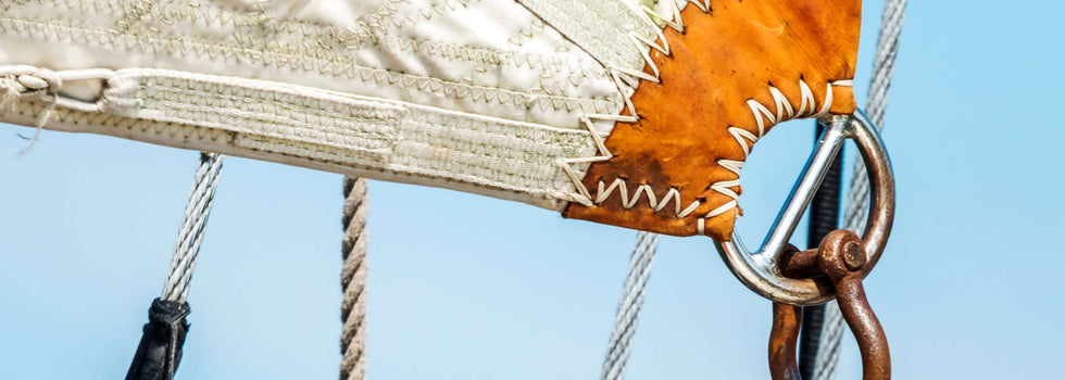 bugna di una vela con rinforzo in pelle e cuciture a mano