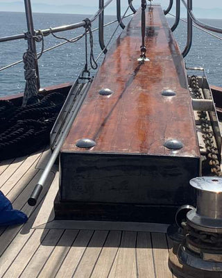 due pouf colore blu su una barca