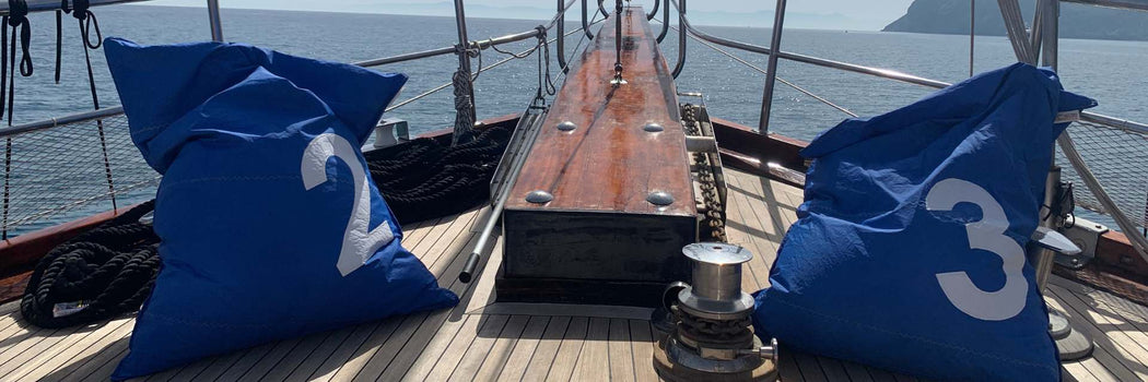 due pouf colore blu su una barca