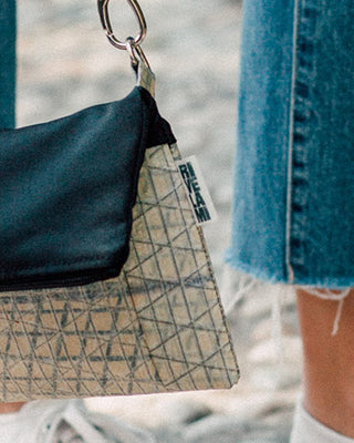 Borsa piccola a tracolla fatta con vele riciclate. Sailbags