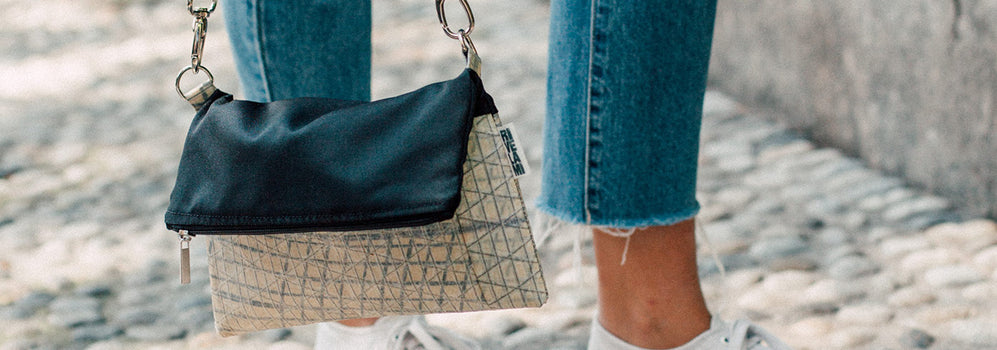 Borsa piccola a tracolla fatta con vele riciclate. Sailbags