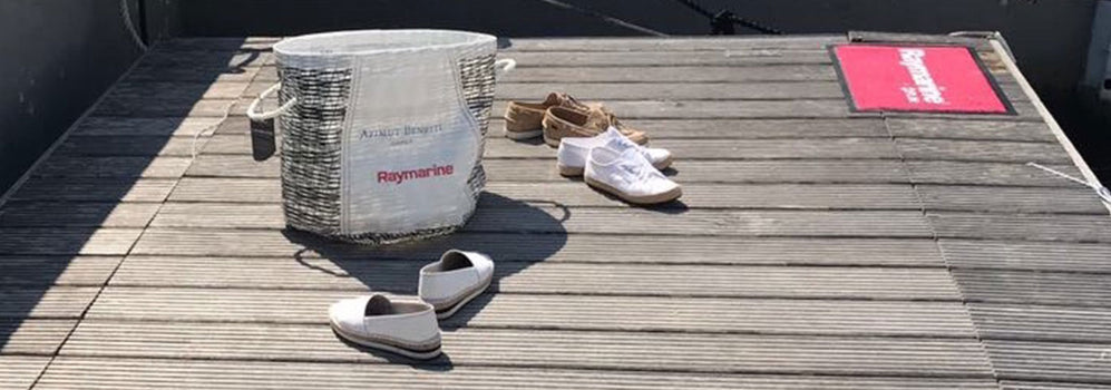 cesta portascarpe su molo in legno