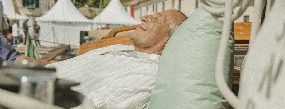 cuscini su barca d'epoca stile mare