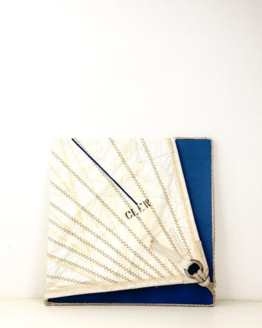 quadro con vela bianca sul mare