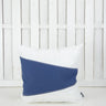 cuscino bianco e blu con cuciture a zig zag in stile marinaro
