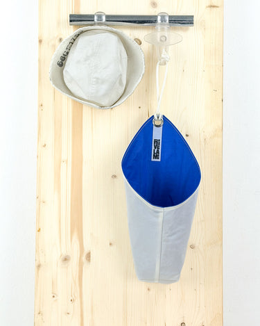 contenitore da appendere in tessuto realizzato in vele riciclate bianca e blu da rivelami