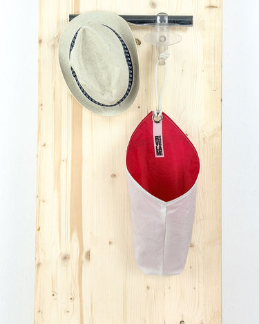 portaoggetti appeso rosso e bianco realizzato in vele riciclate da rivelami