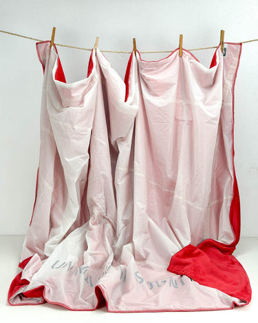 coperta matrimoniale bianca e rossa in vela riciclata