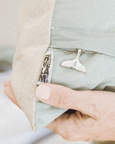 dettaglio chiusura cuscino con coda di delfino in acciaio inox