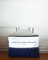 di fronte al mare la felicità è un'idea semplice. Pochette bianca e blu in vela riciclata Rivelami
