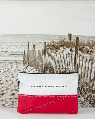 ogni onda è una nuova opportunità, pochette Rivelami in vela riciclata bianca e rossa